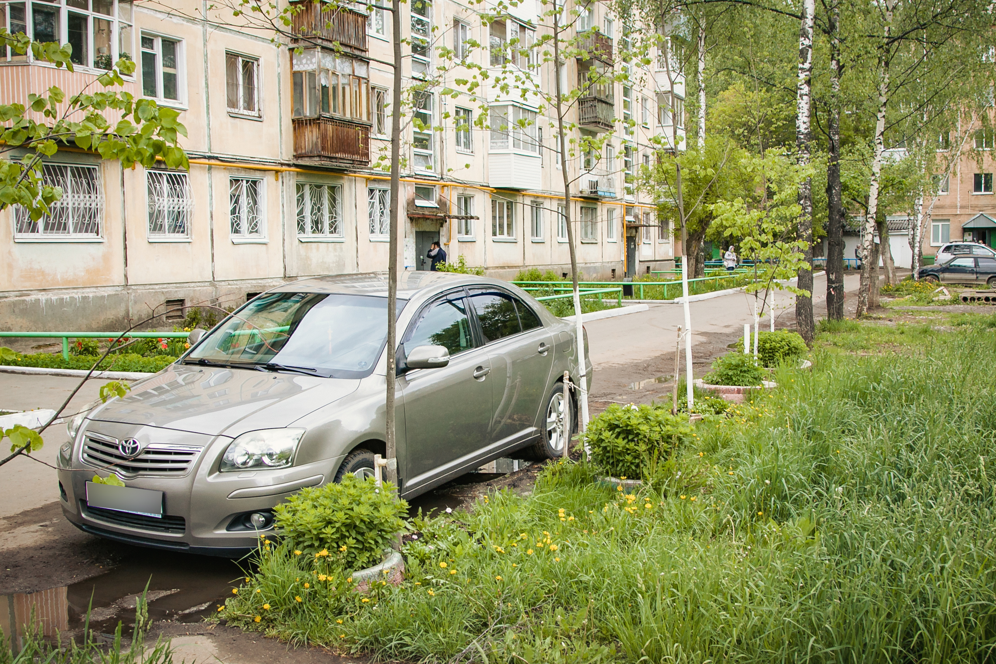 Можно ли парковать каршеринг во дворе. Япония парковки на газоне. Опель Астра парковка на газоне. Штраф за парковку на газоне Москва 2021. Саров парковка на газонах.